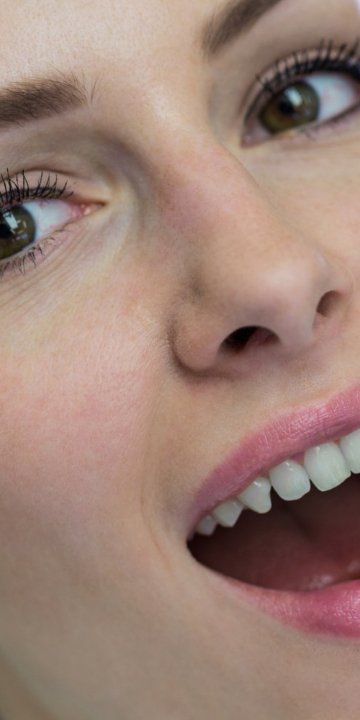 Elszíneződött, torz vagy esztétikailag zavaró fogakra